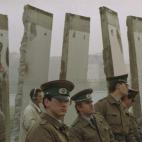 Soldados de la República Democrática (del este) ante trozos del muro en Postdamer Platz. 