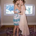 Urban Outfitters recibió críticas por parte de la comunidad antigay por esta foto de su catálogo de abril de 2012 en el que aparecían dos chicas besándose.

Una asociación llamada 'Un millón de madres' escribió en su web: "En la página ...