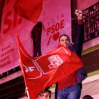 Puño y bandera del PSOE al aire