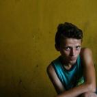 Show Klevis, un chico de Albania de 13 años, posa en su casa cerca de la ciudad de Shkodra. La agencia AFP encontró muchos chicos que viven con miedo a salir de sus casas debido a Gjakmarria. Se trata de una tradición sangrienta que permite a...