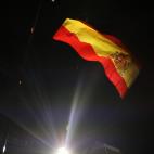 Otra bandera de España ondeando en la noche del 10-N