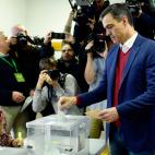 Pedro Sánchez, cumpliendo con su derecho al voto