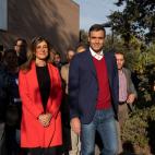 Pedro Sánchez y su mujer, Begoña Gómez, llegando al colegio