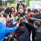 Pablo Iglesias atiende a la prensa a la salida de su colegio