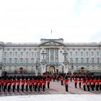 A las puertas del palacio Buckingham, todo preparado para despedir a la reina.
