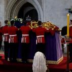 El ataúd de la reina Isabel II llega al Salón de Westminster donde ha quedado instalada la capilla ardiente hasta el lunes 19, cuando se celebrará el funeral de estado.