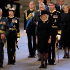 La familia real al completo entra en el salón de Westminster donde se ha instalado la capilla ardiente.