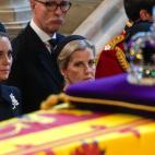 La princesa de Gales y la condesa de Wessex, mujer del príncipe Eduardo, dirigen una mirada triste al féretro de la reina.