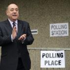 El líder del Partido Nacional Escocés, Alex Salmond, en el centro electoral 