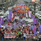 Activistas caminan hacia la presidencia del Gobierno para reivindicar los derechos de las mujeres