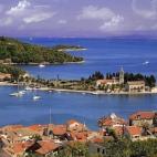 Esta región, más conocida como la Costa Dálmata croata, es sin duda uno de los destinos europeos más emergentes en el sector turístico. Cada vez más de moda, Dalmacia es perfecta para un roadtrip: sinuosas carreteras que bordean una costa ...