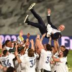 Zinedine Zidane, manteado por su plantilla