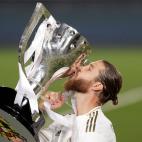 Ramos se hart&oacute; a besos al trofeo