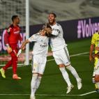 Ramos abraza a Benzema tras el 2-0 que marc&oacute; el delantero franc&eacute;s de penalti