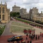 El coche fúnebre llega al castillo de Windsor para el sepelio de la reina.