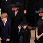 Kate Middleton junto a su cu&ntilde;ada, Meghan Markle, y sus hijos, mayores, Jorge y Carlota, en el funeral.