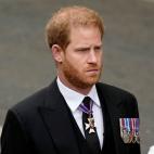 El príncipe Harry, sin uniforme, ha acompañado al féretro en segunda fila del cortejo fúnebre caminando al lado de su hermano.