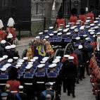 El ataúd de la reina Isabel II saliendo de Westminster Hall.