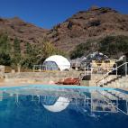 Uno de los pods y la piscina del camping Tasartico (Las Palmas).