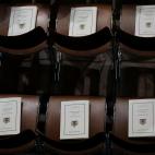 Programas colocados sobre las sillas en la Abadía de Westminster.