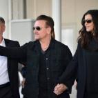 El cantante irlandés de U2 Bono y su esposa Ali Hewson