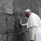 El papa rezando en el 'Muro de la Muerte' 