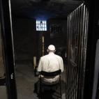 El papa en celda donde estuvo el padre Maximilian Kolbe.
