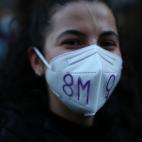 Una de las miles de manifestantes en Madrid luce su mascarilla feminista