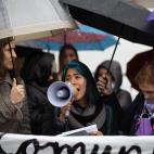 La periodista mexicana Paulina Alejandra R&iacute;os alza la voz pese a la lluvia en Barcelona