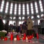 Decenas de ciudadanos comenzaron a dejar velas, flores y mensajes en la estación de Atocha para recordar a las víctimas de la masacre. El improvisado altar iría creciendo día tras día.