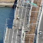 Un puente que conecta la ciudad con el aeropuerto de Kansai, totalmente destrozado tras el paso del tif&oacute;n.
