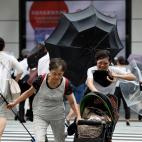 Peatones con sombrillas luchan contra los fuertes vientos y la lluvia en Tokio.