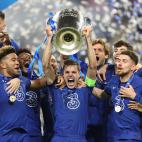 PORTO, PORTUGAL - MAY 29: (----EDITORIAL USE ONLY â MANDATORY CREDIT - "UEFA / ALEXANDER HASSENSTEIN / HANDOUT" - NO MARKETING NO ADVERTISING CAMPAIGNS - DISTRIBUTED AS A SERVICE TO CLIENTS----) Players of Chelsea celebrate with the trophy at t...