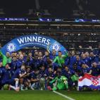 PORTO, PORTUGAL - MAY 29: (----EDITORIAL USE ONLY â MANDATORY CREDIT - "UEFA / ALEX CAPARROS/ HANDOUT" - NO MARKETING NO ADVERTISING CAMPAIGNS - DISTRIBUTED AS A SERVICE TO CLIENTS----) Players of Chelsea celebrate with the trophy at the end of...