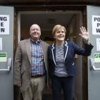 La ministra principal de Escocia, la independentista Nicola Sturgeon, ejerce su derecho al voto en un colegio electoral en Glasgow.