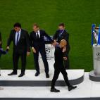 PORTO, PORTUGAL - MAY 29: Pep Guardiola, Manager of Manchester City walks past the UEFA Champions League trophy following defeat during the UEFA Champions League Final between Manchester City and Chelsea FC at Estadio do Dragao on May 29, 2021 i...