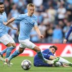 PORTO, PORTUGAL - MAY 29: Oleksandr Zinchenko of Manchester City chases the ball as Kai Havertz of Chelsea goes down during the UEFA Champions League Final between Manchester City and Chelsea FC at Estadio do Dragao on May 29, 2021 in Porto, Por...