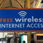 Si estás de viaje o fuera de casa y quieres aprovechar la comodidad de tener Internet gratis, te contamos cómo protegerte en una red WiFi pública para que no dejes tus datos a la merced de cualquiera. Imagen: Wesley Fryer