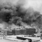 Edificios ardiendo durante el ataque racista en Tulsa