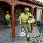Los bomberos desalojan viviendas en Todoque.