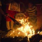 Adeptos al Gobierno de Turquía queman imágenes de Fethullah Gülen durante la protesta en la plaza de Taksim, Estambul.

