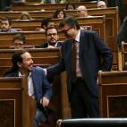 El portavoz del PNV, Aitor Esteban (d), saluda al l&iacute;der de Unidos Podemos, Pablo Iglesias (2i).