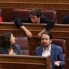 Bancada de Podemos durante el debate.