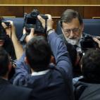 El presidente del gobierno Mariano Rajoy, a su llegada al hemiciclo el d&iacute;a que se debate la moci&oacute;n de censura presentada por el PSOE.