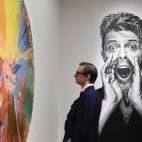 Un visitante a Sotheby's mira una de las famosas pinturas giratorias de Damien Hirst la cual pertenece a la colección privada de arte de David Bowie.