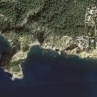 Esta playa virgen es de las m&aacute;s aisladas de Ibiza, pues est&aacute; situada en una zona monta&ntilde;osa. Su acceso es bastante dif&iacute;cil y se recomienda hacerlo en barco. De arena y grava, sus aguas son tranquilas y de azul intenso.