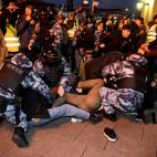 Detención en el suelo de un manifestante más ante la mirada de curiosos y medios