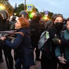 Agentes forcejean con una señora en la manifestación de San Petersburgo