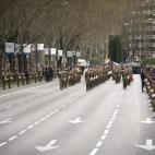 Los militares en el paseo por las calles de Madrid del féretro de Suárez.