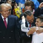 El rey también ha presenciado los éxitos de los equipos españoles en la Champions League. En la imagen, junto a Cristiano Ronaldo después de que el Real Madrid ganase su décima Copa de Europa.